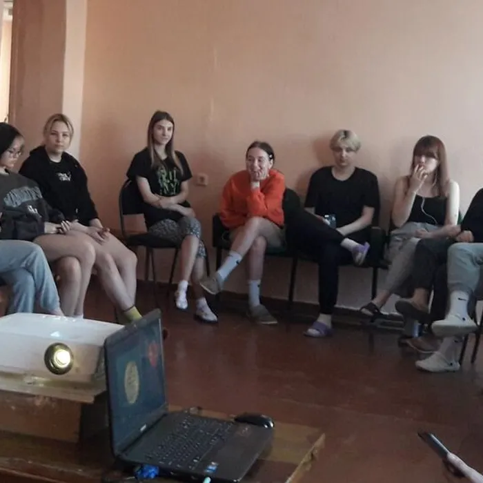 По пыльным тропинкам